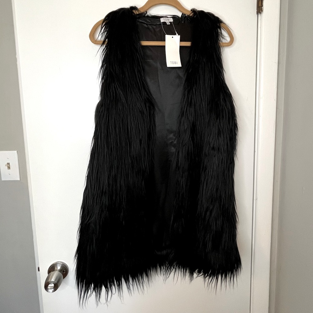 New with tags! Never worn! Tobi True Black Soft Faux Fur Vest with Pockets!